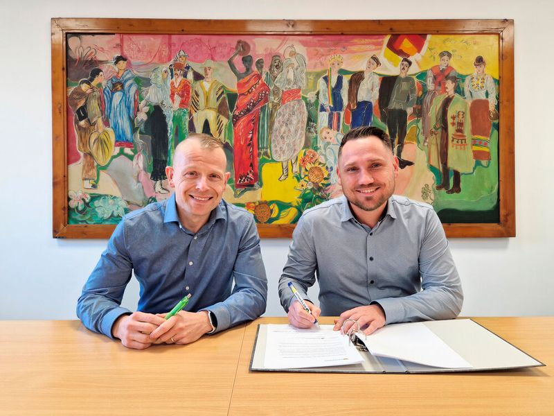 v.l.n.r. Marcel Fahnenstich, Betriebsleiter Topas Advanced Polymers, Leuna, und Christian Wede, Geschäftsführer Actemium Contracting. (Bild: Actemium)