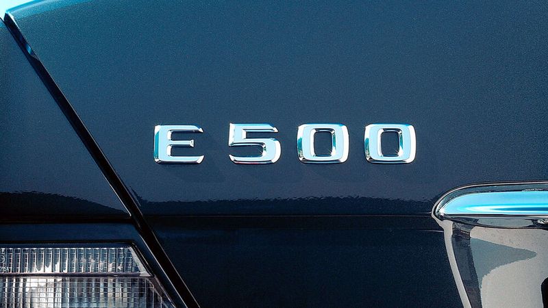 1993 benutzte Mercedes erstmals die Bezeichnung „E-Klasse“. Das „E“ steht für „Exklusivität“ und „Entscheider“. (Bild: Mercedes-Benz)