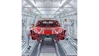 Bereits seit vielen Jahren unterstützen Panel-PCs Automobilhersteller bei der Dokumentierung der Fertigungsprozesse mithilfe einer digitalen Wagenbegleitkarte.  (Porsche AG / Marco Prosch)