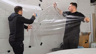 Das Abziehen der vom Plotter zugeschnittenen Folien für große Karosseriebauteile ist diffizil und bedarf Teamarbeit. Diese Folie ist für die Motorhaube bestimmt. (Bild: Diehl – »kfz-betrieb«)