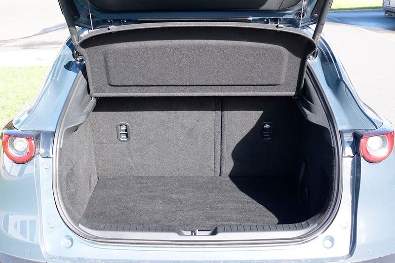 Auch der Kofferraum kann mit 430 Litern in Normstellung nicht als Raumwunder gelten. (Bild: Rosenow/»kfz-betrieb«)