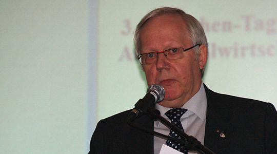 Prof. Dr. Klaus-Peter Schütt, FHDW Fachhochschule der Wirtschaft, moderierte die Veranstaltung, fragte bei den Referenten nach und fasste die Ergebnisse zusammen. (Archiv: Vogel Business Media)