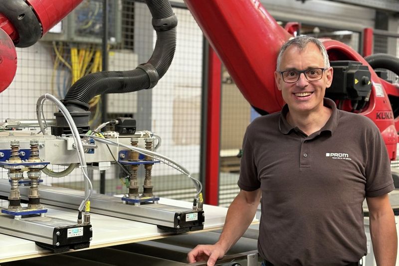 Michael Gierten verantwortet Automatisierungs- und Prozesstechnik bei PRÜM und sagt: „Am besten gefällt mir die Zuverlässigkeit und Einfachheit der Schmalz-Lösung.“ (Bild: J. Schmalz GmbH)