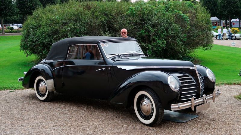 Wer diesen Oldtimer identifizieren kann, ohne dem Text weiter zu folgen, hat sich den Titel „Auskenner“ verdient. Es ist ein Rosengart Supertraction, der auf dem Chassis des Citroën 11 CV steht. Gebaut wurden nur 178 Exemplare, dieses stammt aus dem Jahr 1938. (Bild: Peter Diehl)