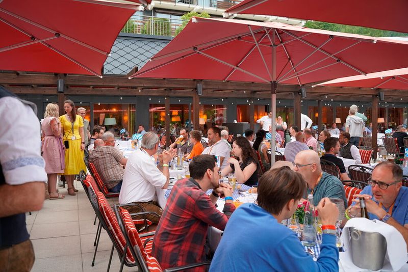 Bei bestem Wetter wurde im Freien gegessen und geredet.  (Bild: Julia Griebel)