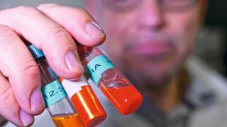 Energie-Vibration: Dr. Jakob Heier mit Proben seines „Antennen-Farbstoffs“ (Bild: Empa)