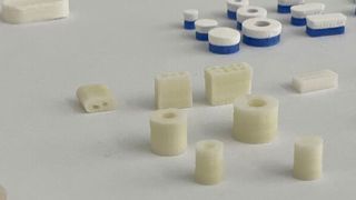 Laxxon hat eine Technologie zur Massenproduktion von strukturierten 3D-Tabletten entwickelt. (Bild:  Laxxon/ Evonik)