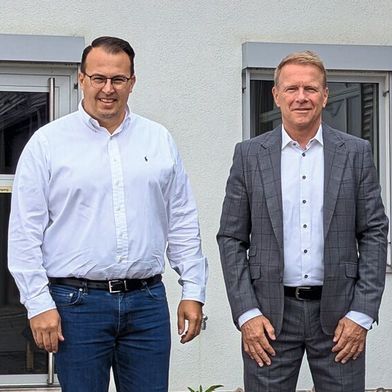 Gesamt-Serviceleiter Christian Schlecht (links) und Olaf Kühle von Kabema haben gemeinsam mit ihren Teams den Serviceprozess im Autohaus Hirsch­vogel digitalisiert. (Bild: Rosenow – VCG)