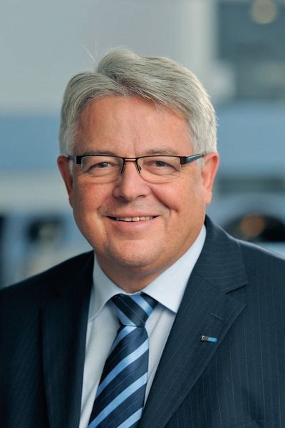 Verkaufsleiter geht in Ruhestand: Alfred Müller verabschiedet sich nach 27 Jahren bei EBM-Papst Mulfingen in den Ruhestand. Er war als Verkaufsleiter Inland tätig und baute ab 2006 als Geschäftsführer den Standort EBM-Papst Österreich auf. Neben seiner Führungsrolle arbeitete Alfred Müller operativ mit. Im April 2017 hat Alfred Müller seine Position an seinen Nachfolger David Kehler weitergegeben und war bis Ende März 2018 noch als Berater der Geschäftsführung tätig.  (ebm-papst Mulfingen GmbH & Co. KG)