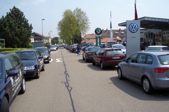 Wenn das Autohaus Jung zu Kundenveranstaltungen einlädt, herrscht in puncto Parkplätzen Ausnahmezustand in Siegelsbach. (Archiv: Vogel Business Media)