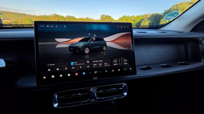 7. Die Bedienung: Das 14,6 Zoll große Display ist hochauflösend, die Bedienung gibt mit Blick auf die große Fülle an Funktionen nach der Eingewöhnung relativ wenig Rätsel auf – doch genau diese Eingewöhnung braucht Zeit, denn nahezu alles läuft über den Touchscreen, während das Lenkrad nur wenige physische Tasten hat und das Fahrer-Display hinter dem Lenkrad sich auf Basisinformationen beschränkt. Wer etwa navigieren will, kommt am Blick zur Mittelkonsole nicht vorbei – ein Umstand, der im dichten Verkehr leider schnell zur Ablenkung wird. Selbst vermeintlich einfache Wege am Touchscreen vorbei, etwa die Sprachsteuerung, entpuppen sich im Test als unausgereift und schaffen es nicht, das Bedienkonzept spürbar zu entlasten. (Bild: Mauritz – VCG)