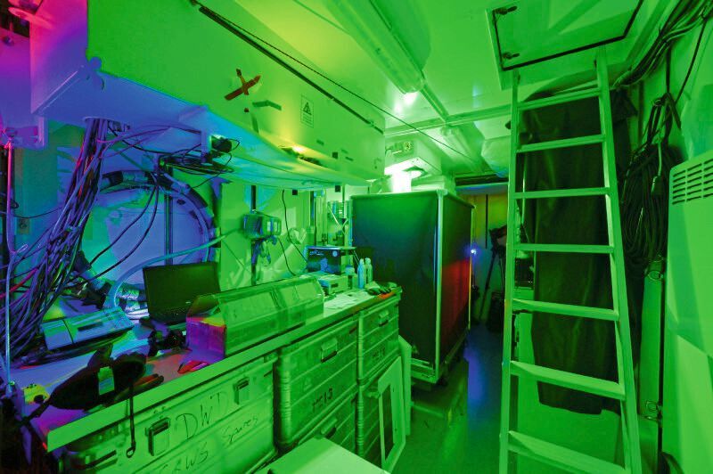 Das Innere des Oceanet-Containers mit dem grünen Laser des Tropos-Lidars. (Bild: Martin Radenz, Tropos)
