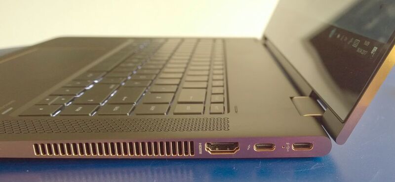 Auf rechten Seite des Geräts sitzen ein HDMI-Ausgang und zwei USB-Typ-C-Schnittstellen. Die vordere hängt an einem Thunderbolt-3-Controller, die hintere am Intel-Chipsatz. Das Notebook kann über beide geladen werden. (Vogel IT-Medien)