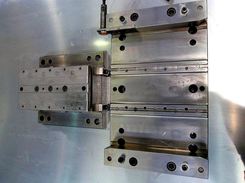 Ein Tox-Mehrpunkt-Werkzeug zum Fügen der Stahlblechprofile. (Bild: Tox)