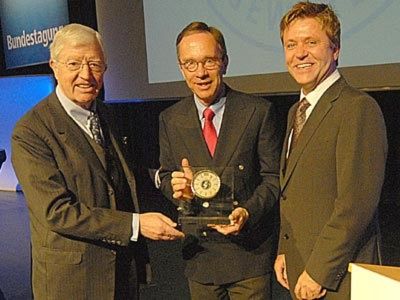 Damit er seine Worte nicht vergisst, überreichten ZDK-Präsident Robert Rademacher (li.) und Bundesinnungsmeister Wilhelm Hülsdonk (re.) dem VDA-Präsidenten einen historischen Tachometer. (Archiv: Vogel Business Media)
