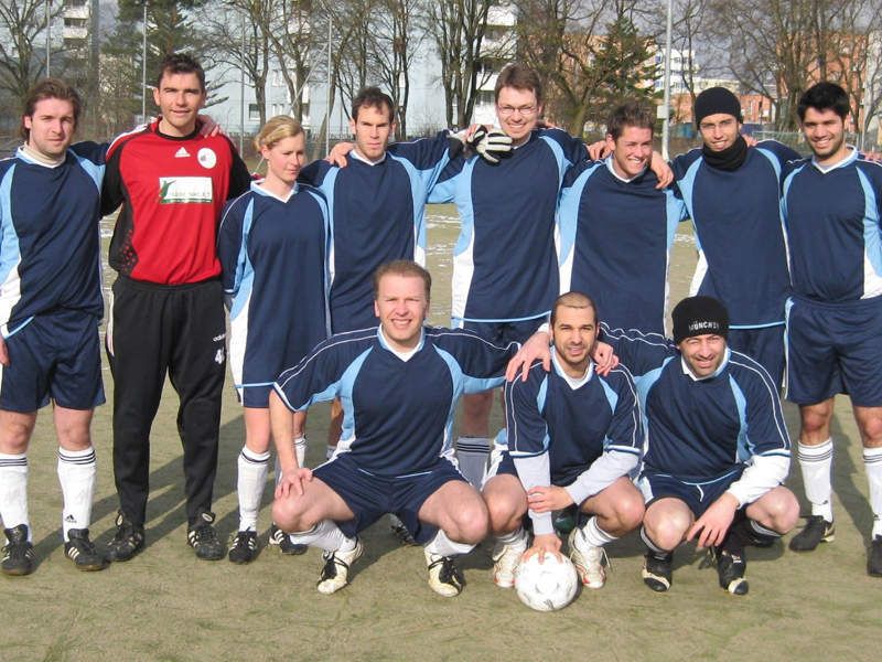 Der Gewinner Inforsacom stiftete seinen Trikotsatz dem Hobby-Team SV Pappnasen. (Archiv: Vogel Business Media)