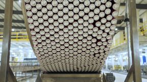 Steigende Anforderungen an Effizienz und die kontinuierliche Optimierung des Ressourceneinsatz prägen die Herstellung von Getränkedosen seit Jahren. Für die Royal Can Making Company bedeutete dies, bestehende Prozesse gezielt weiterzuentwickeln und Einsparpotenziale systematisch zu erschließen. (Bild: Henkel)