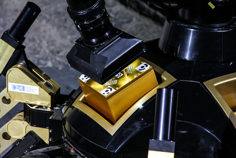 Akkus, Kommunikationsmodule und andere Nutzlasten hat Sherpa im Gepäck. Diese lassen sich mit dem Arm heben … (Bild: DFKI/Florian Cordes)