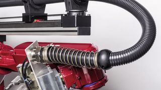 Erika verfährt Kabelschutzsysteme automatisch und nahezu belastungsfrei analog zur aktuellen Bewegung des Roboterarms. (Bilder: Reiku)