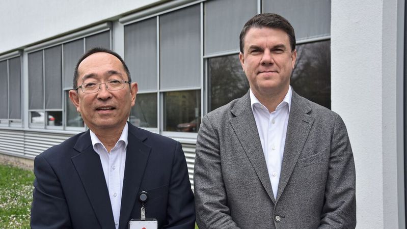 Suzuki-Deutschland-Chef Kazuyuki Yamashita und der stellvertretende Geschäftsführer Daniel Schnell.(Bild:  Simon – VCG)