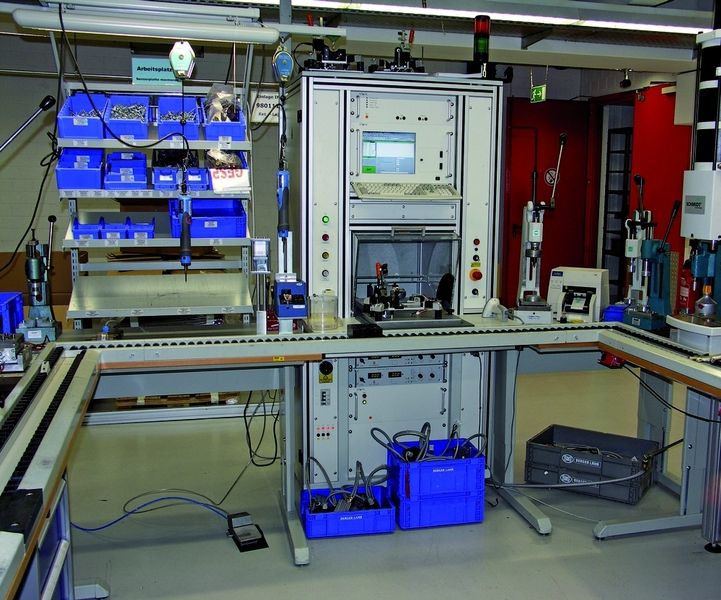 Bild 2: Nach der Montage werden alle Funktionen der EC-Motoren geprüft. Die Prüfanlage ist in den Materialfluss des GWS-Systems eingebunden. (Archiv: Vogel Business Media)