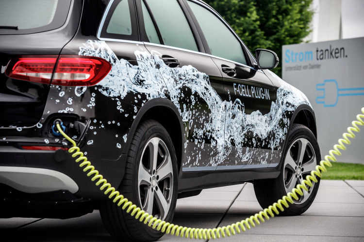 Daimler plant, den GLC als Brennstoffzellen-Plug-in-Hybrid auszulegen. Auf der Kurzstrecke bezieht der Benz den zum Fahren benötigten Strom aus seiner 9-kWh-Batterie und lässt den Wasserstofftank unberührt. (Daimler)