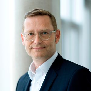 Claus Bauer übernimmt kurzfristig als Head of Finance. Danach soll der Ex-CFO von Schaeffler auf seine angestammte Position als Aufsichtsrat bei Aumovio zurück wechseln. (Bild: Aumovio)