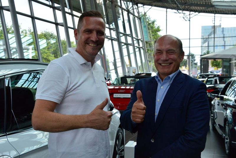 Alexander Kropf, Leiter Digitalisierung und Marketing, und Ferdinand Schneider, Geschäftsführer Audi-Zentrum Kassel, sehen die neue Onlinestrategie als wichtige Ergänzung des klassischen Geschäfts. (Bild: Achter)