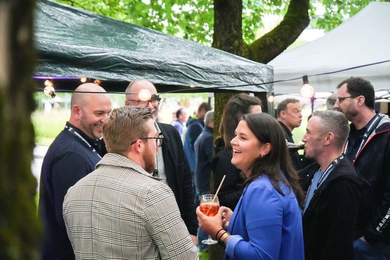Entspannter Sommerabend auf dem Campus der Neuen Balan. (Bild: Exclusive Networks)