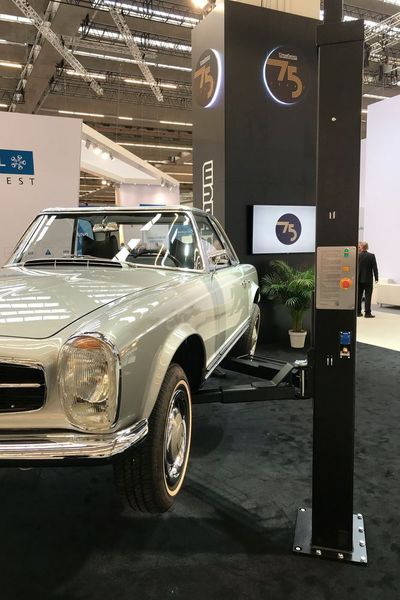 75 Jahre Nussbaum: Dafür hat der Kehler Hebetechnikhersteller eine Sonderserie einer 3,5-Tonnen-Zweisäulen-Hydraulikbühne aufgelegt. (Holz / »kfz-betrieb«)