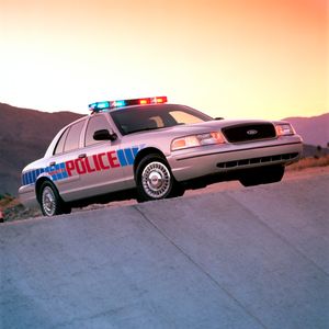 Jahrzehntelang waren Limousinen wie der Ford Crown Vic der Streifenwagen-Standard.(Bild:  Ford)