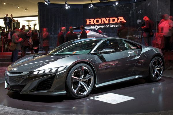 Der Honda NSX: Angetrieben wird der Zweisitzer von einem V6-Benziner, der die Kraft auf die Hinterräder leitet, für den Antrieb der vorderen Räder sorgen zwei Elektromotoren (Honda)