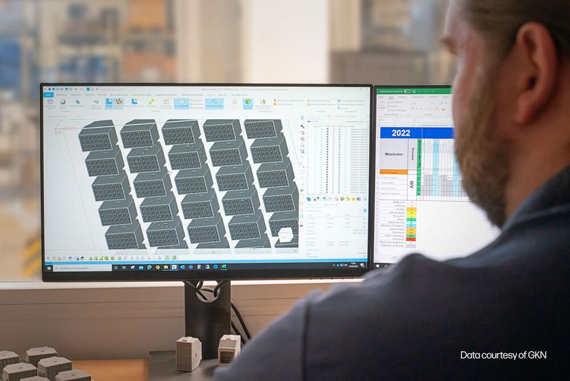 HP Metal Jet S100 hat schon Einzug in die Industrie gehalten. Hier konstruiert ein Spezialist von GKN spezielle, hochkomplexe Metallfilter, die in Systemen von Schneider Electric jetzt Platz sparen und sie dennoch effektiv vor Hitze und Druck schützen. (Bild: HP)