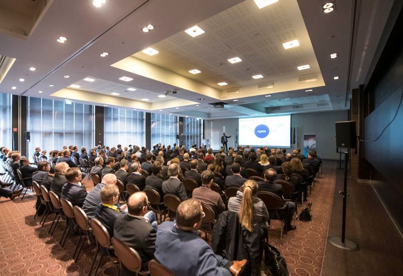 Oliver Haas referiert in seiner inspirierenden Keynote über Führung im Digitalen Wandel. (d.velop)