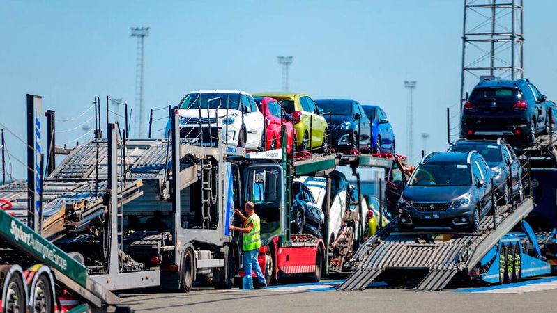 Die Autotransporteure haben derzeit nicht allzu viel zu tun. Die Zahl der Neuzulassungen sinkt.(Bild:  ECG)