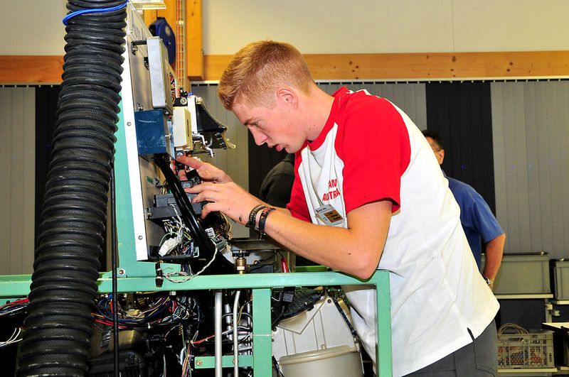 ... Lukas Kolmbauer sucht die Fehler in der Motorelektrik des Toyota-Aggregats. (Schmidt/»kfz-betrieb«)