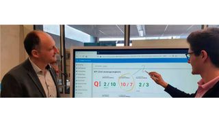 Das System zum digitalen Shopfloor Management sammelt Produktionsdaten in Echtzeit, die beispielsweise auf einem Whiteboard ausgegeben werden können. (Bild: Hochschule Aalen/Michael Hafner)
