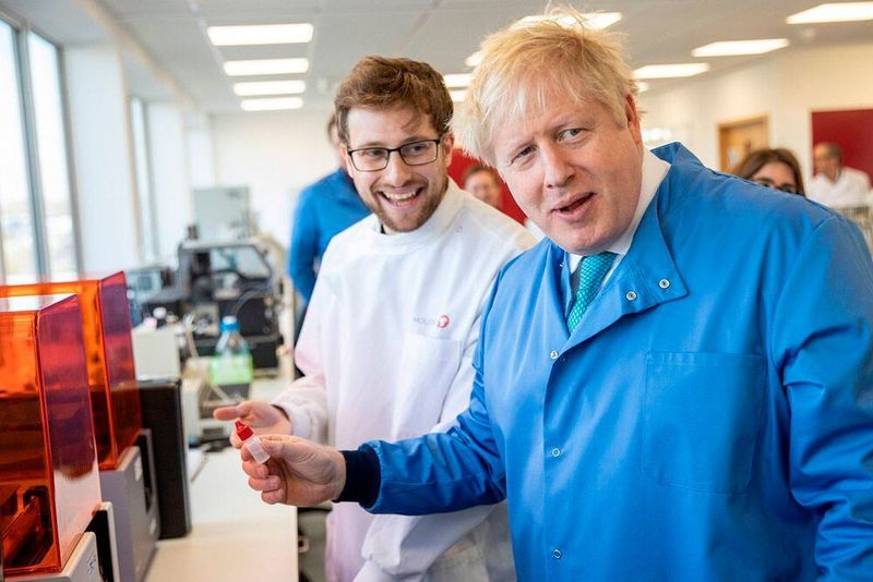 Der britische Premierminister besucht die Forschungseinrichtung des Medizintechnologie-Unternehmens Mologic in der Nähe von London. Dort fertigt man jetzt mit 3D-Druckern von Formlabs Schnelltests für die Diagnose von COVID-19. (Formlabs)