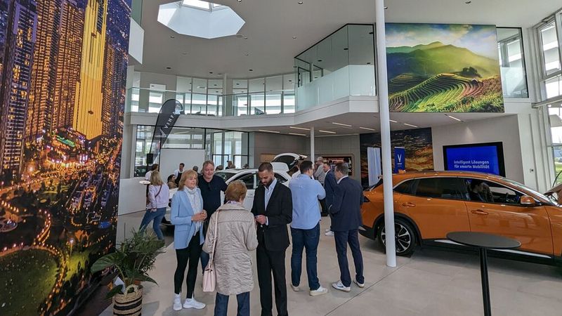 Die Einrichtung ist eher zurückgenommen, für Farbe und Akzente sorgen großformatige Bilder mit Motiven aus Vietnam. (Bild: Faruk Emekci)