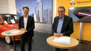 Digital statt analog: Renault-Deutschlandchef Uwe Hochgeschurtz (li.) und Händlerverbandspräsident Hans-Werner Hauth beim diesjährigen Händlerkongress. (Bild: Renault)