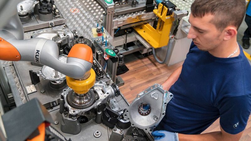 Mensch-Roboter-Kollaboration in der Achsgetriebemontage, BMW Group Werk Dingolfing: Für die Sicherheit arbeitet die BMW Group mit Pilz zusammen.  (BMW Group)