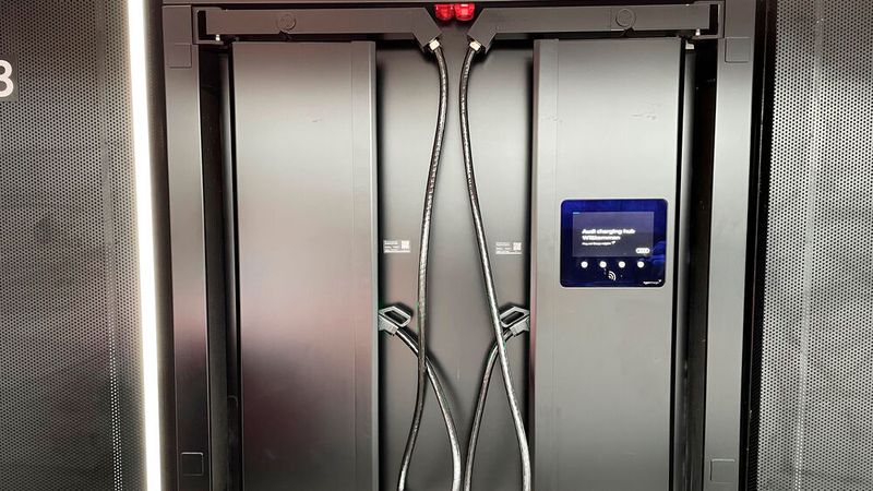 Insgesamt stehen dreimal zwei Ladeplätze zur Verfügung. (Bild: Seyerlein/VCG)