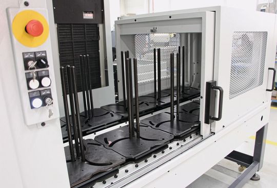 Um ihr Leistungsspektrum auch im oberen Durchmesserbereich zu skalieren, haben die Spezialisten von Eichenberger bei ihrer neuesten, vierten TTL 66 in eine Gantry-Automations­lösung investiert. Im Bild ist das Palettensystem zu sehen.(Bild:  Josef Binkert AG)