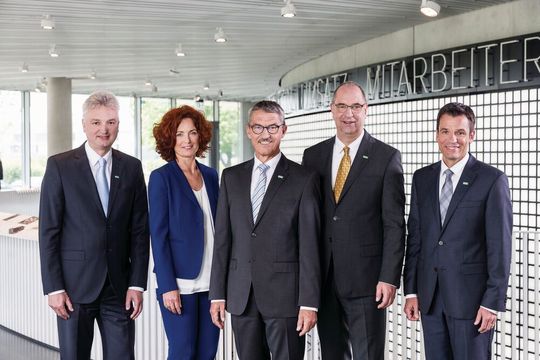 Lenken nach dem Rücktritt von Alfred Weber (Mitte) den Filtrationsspezialisten Mann + Hummel: (v. li.) Josef Parzhuber, Emese Weissenbacher, Kai Knickmann, Hansjörg Herrmann.(Bild:  Mann + Hummel)