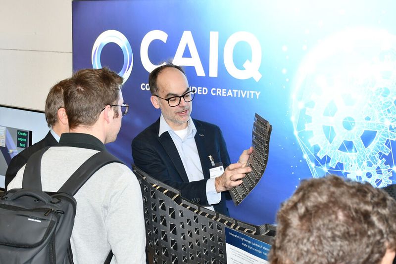 20 Aussteller präsentierten Leichtbau-Innovationen, hier die CAIQ GmbH (Bild: Hochschule Landshut)