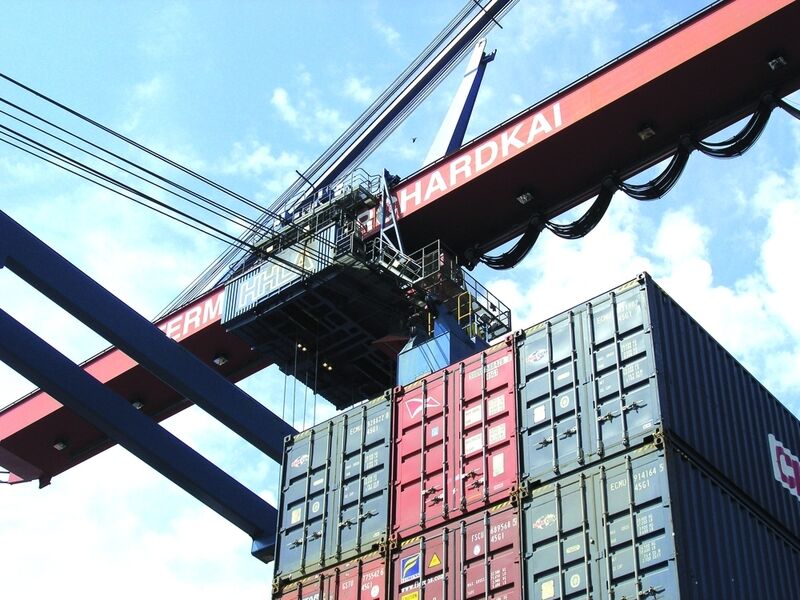 Krankatze über einem Container am Burchardkai: Im Jahr 2006 wuchs der Containerumschlag am HHLA Container Terminal Burchardkai (CTB) um 16,1% – innerhalb der nächsten zehn Jahre ist eine Erweiterung der Umschlagkapazitäten um 50% geplant. (Archiv: Vogel Business Media)