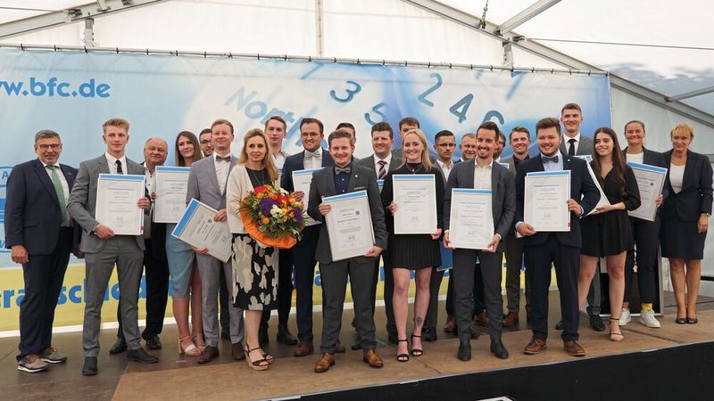 Und zum Abschluss durfte die 2d auf die Bühne. (Bild: Büttner/»kfz-betrieb«)