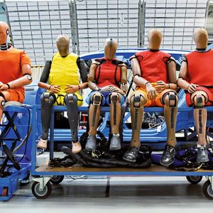 Sie sehen nicht nur menschlich aus, auch ihr „Gefühlsleben“ ähnelt dem des Menschen: Die Crashtest-Dummys des ADAC sind gespickt mit Sensoren und verraten, welche Kräfte auf den Körper wirken und wie hoch die Verletzungsgefahr bei einem Unfall wirklich ist. Mittlerweile ist eine ganze Dummy-Familie im Dienst des ADAC. Ein Dummy kann schon mal eine Million Euro kosten. (Bild:  ADAC)