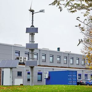 Bild 2: Regenerative Energien für die E-Mobiltität – in Spitzenzeiten wird der Ladeprozess mittels Batteriespeicher optimiert. (Bild:  Phoenix Contact)