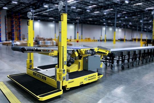 Das selbstfahrende Destuff-it-Fördersystem transportiert Lasten mit bis zu 75 Kilogramm und einer Breite von maximal 610 Millimetern.(Bild:  Schmalz)